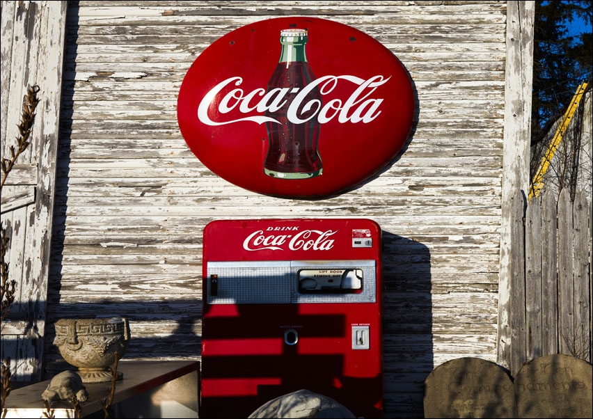 Image of A vintage Coca-Cola sign and Coke machine outside the John E., Carol Highsmith - plakat Wymiar do wyboru: 59,4x42 cm