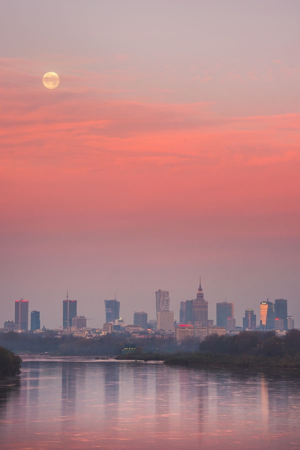 Image of Warszawa Zachodzący księżyc - plakat premium Wymiar do wyboru: 42x59,4 cm
