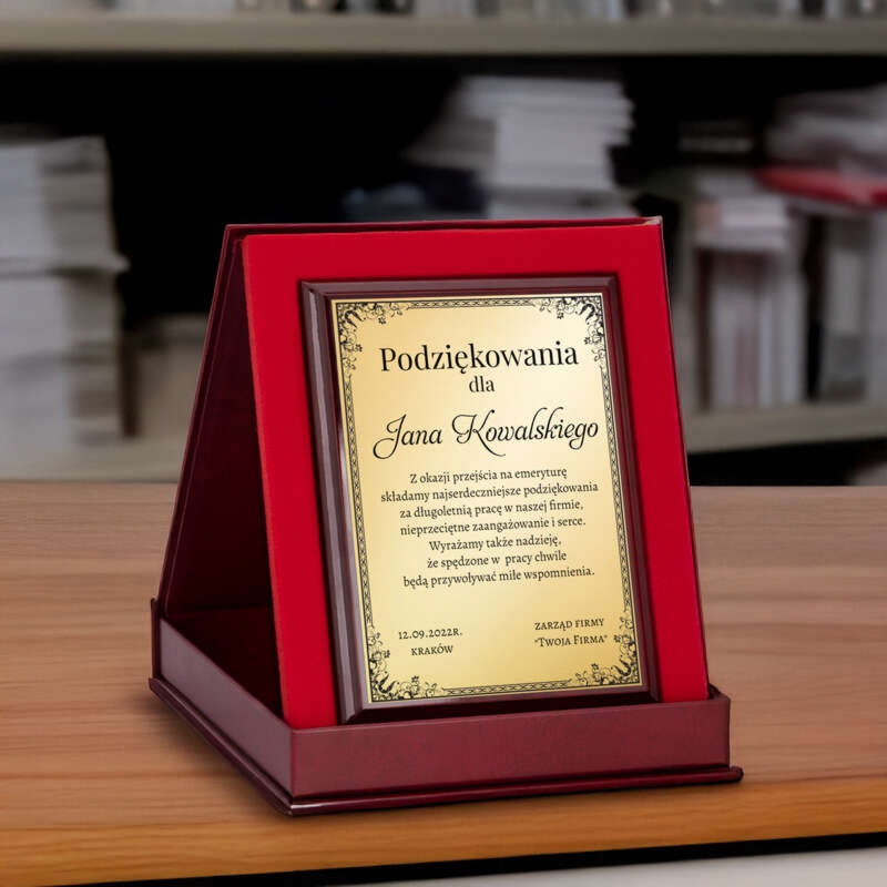 Prezent na emeryturę – panel ze złotą tabliczką, etui i dedykacją