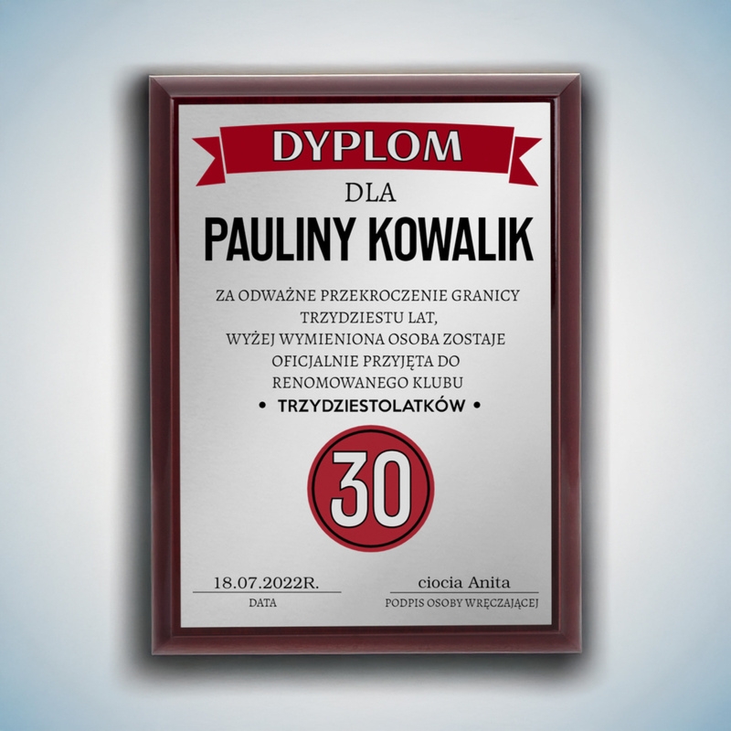 Dyplom urodzinowy na drewnianym panelu z dedykacją i srebrną tabliczką