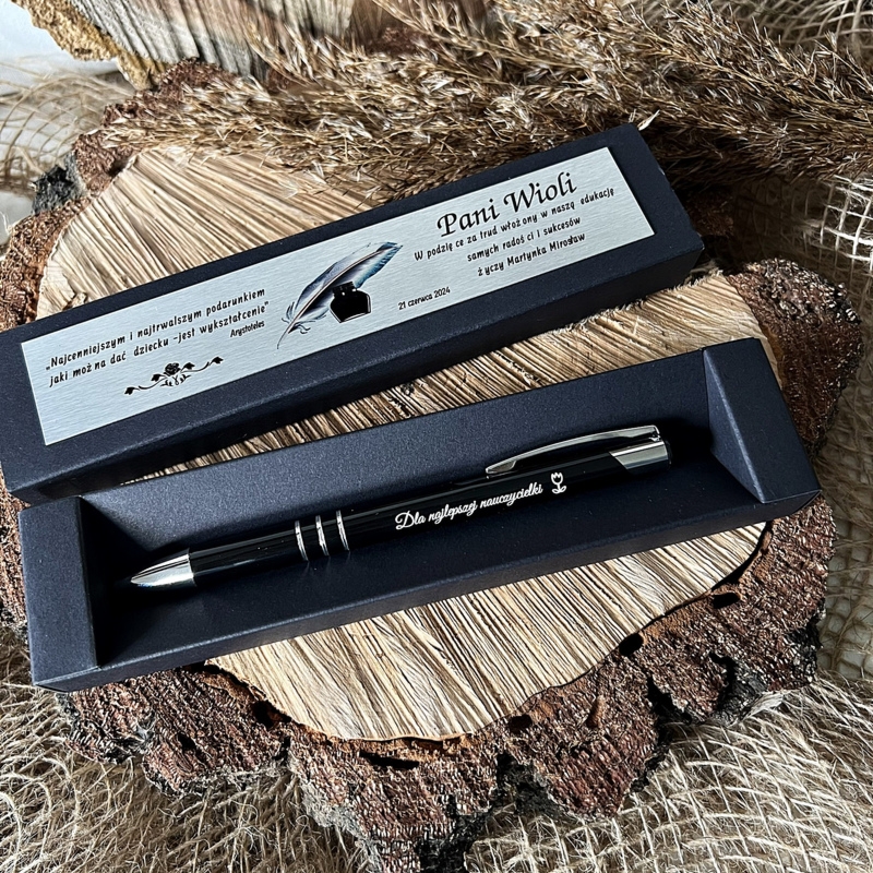 Na zakończenie roku: czarny długopis z grawerem i dedykacją