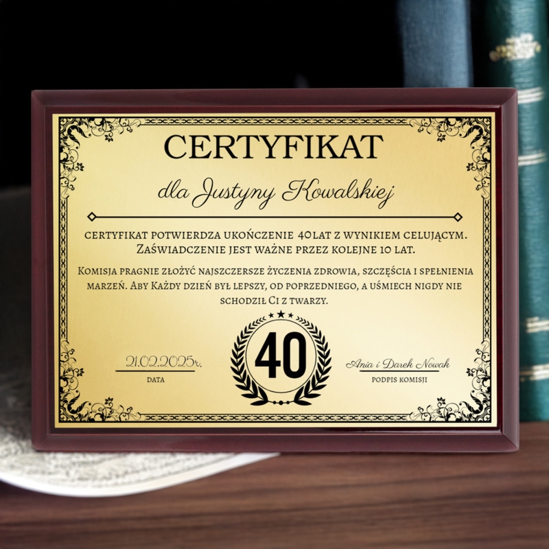 Dyplom na urodziny na drewnie ze złotą tabliczką i dedykacją