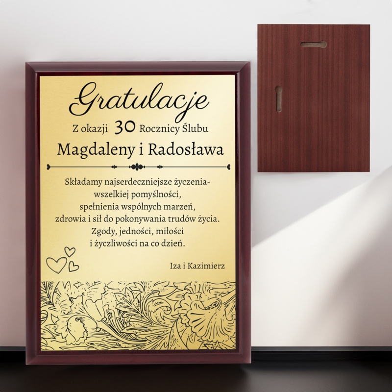 Panel drewniany na rocznicę ślubu ze złotą tabliczką i dedykacją