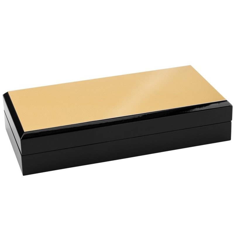 Drewniane pudełko prezentowe z tabliczką na wieku i grawerem