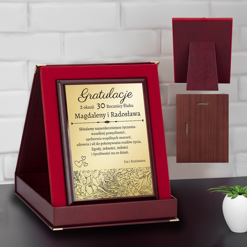 Rocznica ślubu: drewniany panel ze złotą tabliczką z dedykacją