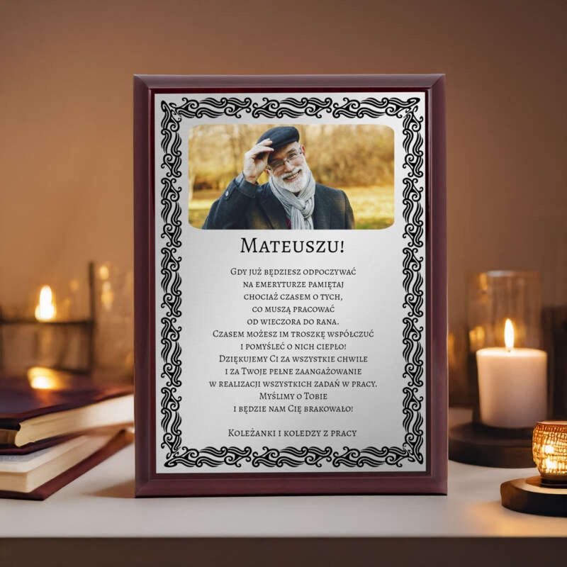 Dyplom na emeryturę do powieszenia, srebrna tabliczka z dedykacją